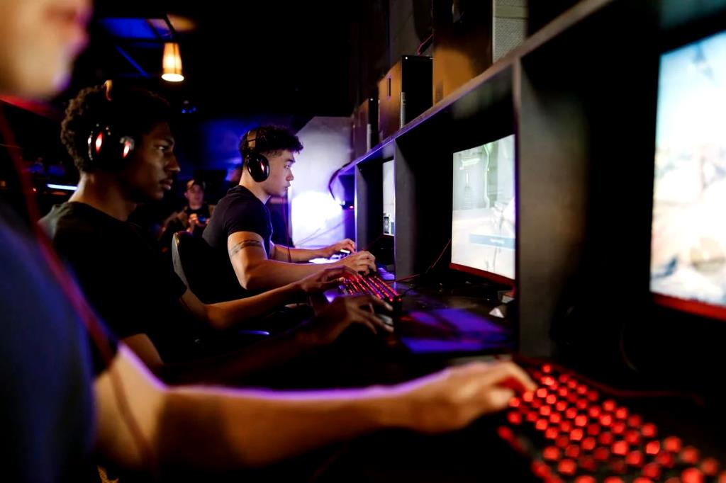 If you plan to play games on your PC with friends, then Discord is a must-have. Apps such as Skype, TeamSpeak, and Bumble are outdated and not nearly as useful as Discord. Discord